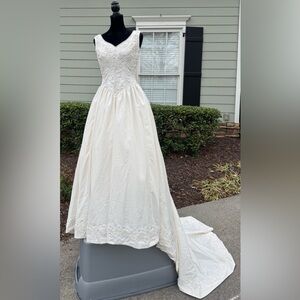 Elegant White Lace Wedding Dress